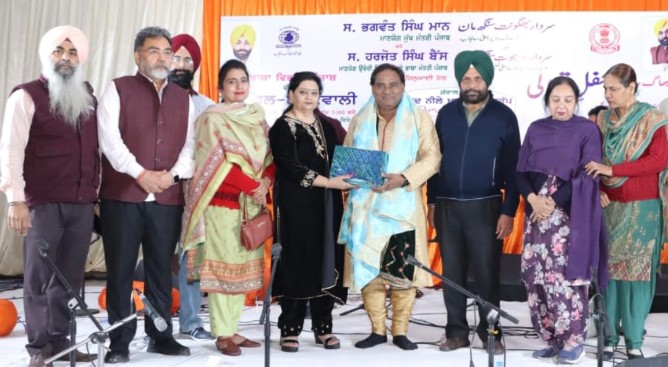In the 'Mehfil-e-Qawwali' of the Department of Languages, Neele Khan wore the color very well.